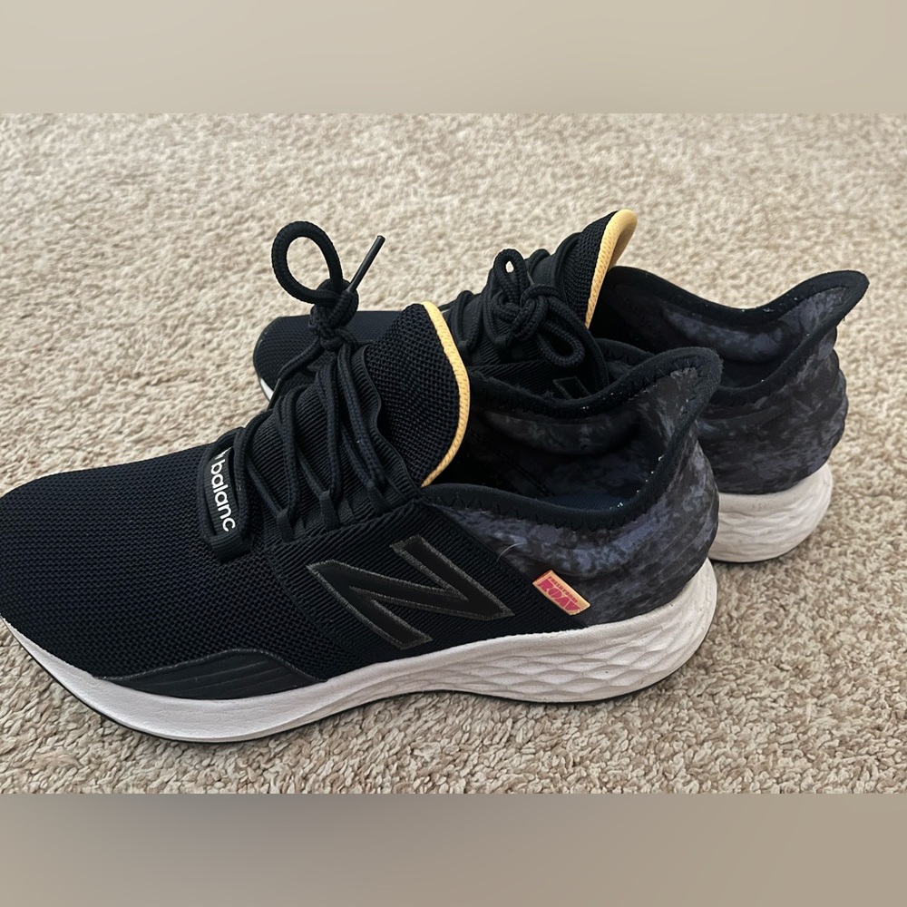 EUC New Balance Navy Freshfoam ROAV Athletic Shoes Size 8